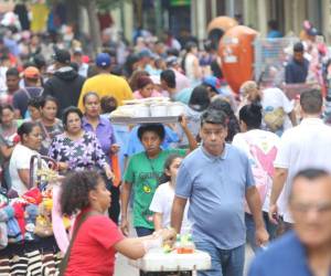 El Paseo Liquidámbar vibra con energía mientras las familias recorren los puestos en busca de las mejores ofertas para cerrar el año con alegría.