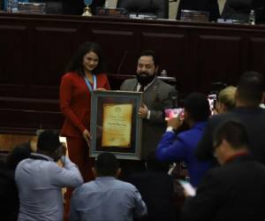 La joven se mostró muy emocionada por recibir el reconocimiento tras conquistar el público dentro y fuera de Honduras.