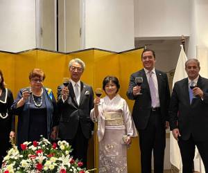 El embajador Nakahara Jun y su esposa Saori durante el brindis de despedida.