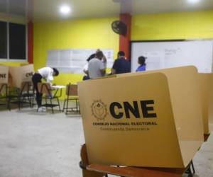 En muchas escuelas del Distrito Central las urnas se abrieron hasta 10 horas después de inauguradas las elecciones por el atraso en la entrega de maletas electorales.