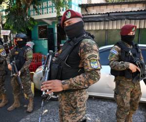 En Tutunichapa, una populosa barriada de San <b>Salvador</b>, hubo 23 detenidos, según el ministro de la Defensa, René Merino.