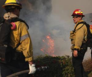 Las llamas del voraz incendió que se originó desde el pasado 7 de enero han consumido unas 15,000 hectáreas y destruido cerca de 12,000 estructuras.