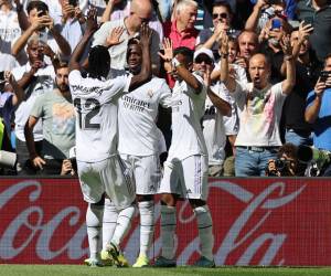 Vinicius adelantó a los merengues con un globo sobre el portero rival.