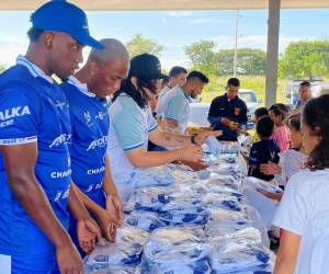 Alberth Elis juntos a Deybi Flores y otros jugadores entregaron los kits deportivos a los menores que participaron en la clínica deportiva.