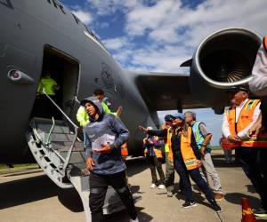 Así fueron descendiendo uno a uno los migrantes hondureños a su arribo en el Aeropuerto Ramón Villeda Morales.