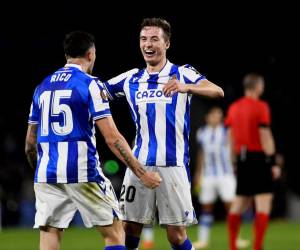 El defensa español de la Real Sociedad, Diego Rico, y el defensa español de la Real Sociedad, Jon Pacheco, celebran terminar primeros del grupo E al final del partido.