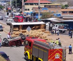 El pesado automotor quedó en medio de la mediana del bulevar Fuerzas Armadas.