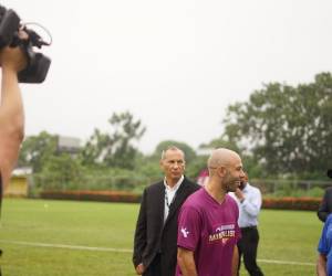 Después de estar observando los entrenamientos que los grupos de futbolistas realizaban y mientras otros pedían fotos y se trataban de acercar a Mascherano, se tomó fotos grupales con los jugadores y se marchó trotando al ver que la demás gente se le iba acercando.