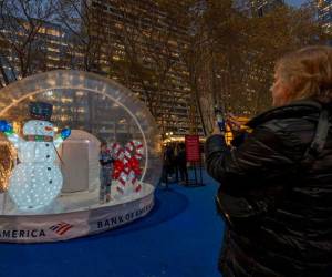 A pesar de las temperturas bajo cero y la llegadas de las primeras nevadas de invierno, los neuyorkinos comienzan a sentir el ambiente navideño en las calles de Nueva York.