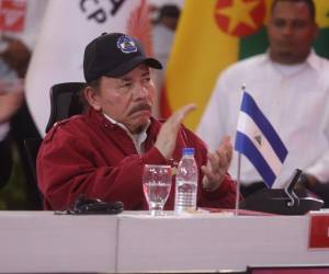 Daniel Ortega durante una sesión oficial en Managua, donde impulsa reformas constitucionales que consolidarían el control del Ejecutivo.