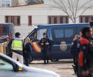 La delegada del Gobierno en la Comunidad Valenciana, Pilar Bernabé (2i), en Massanasa, donde un operario que estaba realizando tareas de limpieza en el colegio Lluís Vives de Massanassa (Valencia).