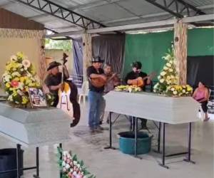 Con mariachis, flores y fotografías, familiares despiden a don Luis y su nieta, víctimas de accidente en Tela.