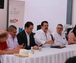 En la reunión de la Bancada estuvo el asesor presidencial y coordinador de Libre, “Mel” Zelaya, el secretario presidencial e hijo de la presidenta Xiomara Castro, Héctor Zelaya y el Ministro de Defensa y Seguridad, José Manuel Zelaya.