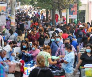 El Paseo Liquidambar de la capital es uno de los más concurridos, especialmente en esta época decembrina, donde decenas de vendedores aprovechan para ofrecer sus productos y saciar la necesidad de las personas con alimentos, ropa o productos básicos. La lente de EL HERALDO captó varios momentos del movimiento comercial que se vive en la zona.