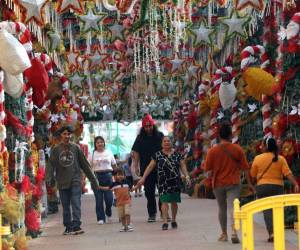 La ciudad colonial de Comayagua creó un paseo navideño para las vísperas. Colores y luces embellecen la antigua capital de Honduras.