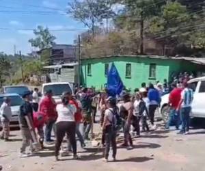 Bloqueo en Villa Vieja genera caos vehicular hacia Danlí; pobladores protestan por la demora en la llegada de las maletas electorales a la Escuela Policarpo Bonilla.