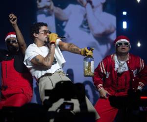 Jowell, Randy y Bad Bunny durante el concierto de este sábado en el Coliseo Jose Miguel Agrelot de San Juan, Puerto Rico.