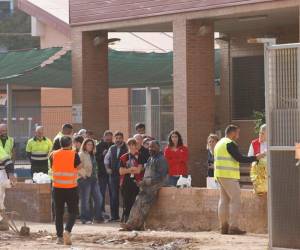 Vista del exterior del colegio Lluís Vives de Massanassa (Valencia), una de las zonas afectadas por la DANA, donde un operario que estaba realizando tareas de limpieza ha fallecido este domingo.