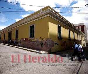 En el centro de Tegucigalpa, en la avenida Miguel de Cervantes, se ubica la Biblioteca Nacional Juan Ramón Molina.