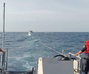 Los hombres fueron encontrados sanos y salvos tras varias horas a la deriva.