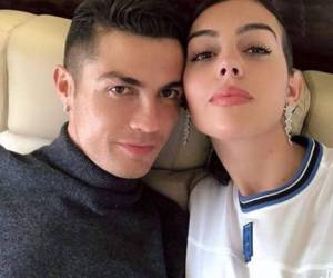 Una supuesta crisis en la relación entre Cristiano Ronaldo y Georgina Rodríguez fue dada a conocer en las últimas horas a través de la prensa rosa. Desde el pasado domingo -1 de enero- se informó que las cosas no estaban bien entre el futbolista portugués y la modelo, por lo que se especula que atrasarían los planes de boda. A continuación los detalles.