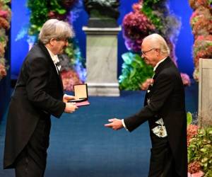 El Nobel de Medicina, Gary Ruvkun, recibe el premio del rey Carlos Gustavo de Suecia.