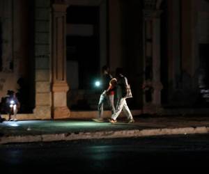 El 52% de la población cubana se quedó sin energía eléctrica y la crisis se agudiza.