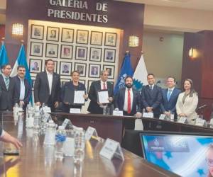 La presidenta Castro firmó el convenio con autoridades del BCIE y junto a empresarios de la zona norte.