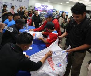 Aficionados olimpistas formaron largas filas en un centro comercial de Tegucigalpa para compartir con sus ídolos.