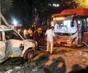 El número de víctimas del siniestro, que tuvo lugar en el populoso distrito de Kurla, en el norte de la urbe, se elevó este martes a seis muertos y 49 heridos