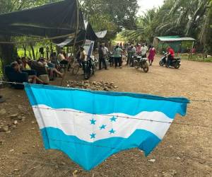 A unos 50 metros de la entrada a Quebrada de Arena, en la carretera principal que cruza el departamento de Colón, permanece una patrulla de la Policía Nacional con 16 elementos, dijo a EFE el oficial al mando.