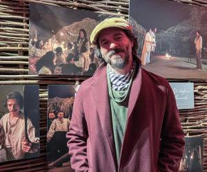 El director de ‘Cien años de soledad’, Álex García, posa junto a las fotografías de la exposición del proceso de construcción de la producción, durante una presentación especial celebrada en Bruselas, Bélgica.