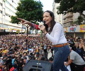 La líder antichavista María Corina Machado reapareció este jueves en una manifestación en Caracas, Venezuela, donde anunció, a un día de la toma de posesión presidencial, el comienzo de una “nueva fase” del proceso para “la libertad de Venezuela”, y pidió a los ciudadanos estar atentos a las señales sobre los próximos pasos. Minutos después fue interceptada por un grupo que disparó contra la comitiva de motocicletas que la trasladaban.