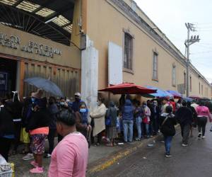 Desde las primeras horas de la mañana, el Hospital San Felipe, en Tegucigalpa, fue escenario de largas filas de pacientes que buscaban desesperadamente atención médica, tras la cancelación de citas y cirugías programadas.