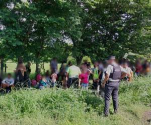 Momento en que los migrantes eran rescatados por elementos de la Guardia Nacional de México. Viajaban hacinados y deshidratados.