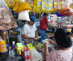 Los frijoles, arroz, maíz y azúcar son los productos más esenciales, según lo explicaron los comerciantes de los mercados capitalinos. Una familia puede consumir en un mes más de 15 libras de cada grano básico.