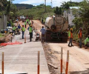 Se está realizando la fundición con concreto hidráulico en uno de los carriles de la carretera que conduce hasta Azacualpa.