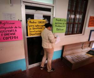 ”Agilizar investigación de la auditoría forense de Copemh” y “realizar concursos para directores y secretarios departamentales” eran algunos de los mensajes en las pancartas pegadas en la Departamental de Educación.