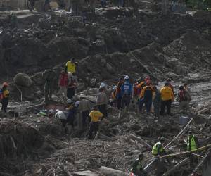 Los rescatistas caminan entre los escombros de las casas destruidas en busca de víctimas, días después de un devastador deslizamiento de tierra en la ciudad de Las Tejerias, estado de Aragua, Venezuela, el 12 de octubre de 2022.