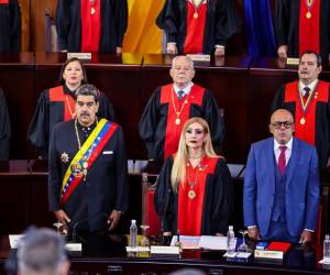 Momento en que Nicolás Maduro fue juramentado en el Parlamento.