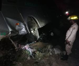 Cuerpos de socorro se trasladaron hasta la escena del accidente para auxiliar a las personas heridas en el percance.