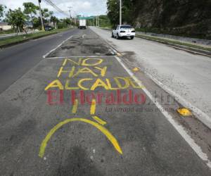 Haciendo uso de pinturas, los capitalinos señalaron los baches de diversos bulevares en la capital para hacer un llamado a las autoridades de la Alcaldía Municipal.