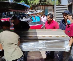 Los cuerpos de los jóvenes fueron retirados de la morgue de Tegucigalpa.