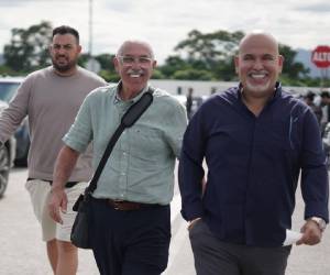 Manolo acompañado por directivos del Marathón en el aeropuerto Ramón Villeda Morales.