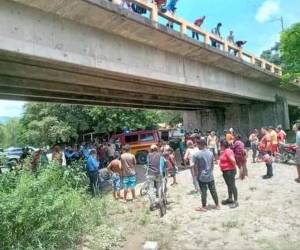 La víctima cayó desde la parte alta de la infraestructura vial hacia el vacío y logró sobrevivir al fuerte golpe.