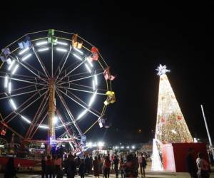 Un gigantesco árbol de varios metros adorna la plaza, también juegos mecánicos y emprendedores.