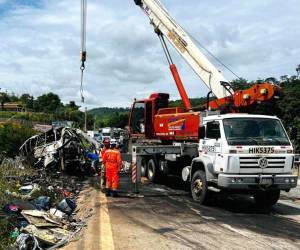 Al menos 22 personas murieron en la madrugada de este sábado en un aparatoso accidente de autobús ocurrido en el estado de Minas Gerais, en Brasil, informó el Cuerpo de Bomberos regional.