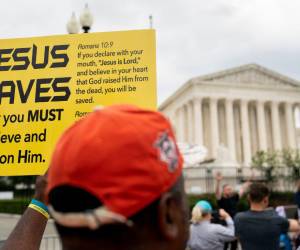 Una persona sostiene un rótulo que dice “Jesús Salva” frente a la Corte Suprema de Justicia de Estados Unidos.