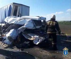 En el momento del accidente, el minibús fue igualmente alcanzado y golpeado en su parte trasera por otro camión.