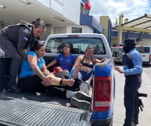 Al Hospital Escuela en la capital fueron trasladadas las primeras heridas que dejó la reyerta en al interior del Centro Femenino de Adaptación Social (Cefas) en Támara, Francisco Morazán. En una patrulla policial y con resguardo policial, una a uno ingresó al máximo centro asistencial. A continuación las imágenes.